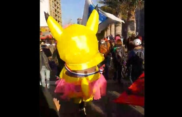 "Tía Pikachu" llega con su disfraz al ex Congreso para primera sesión de Convención Constitucional