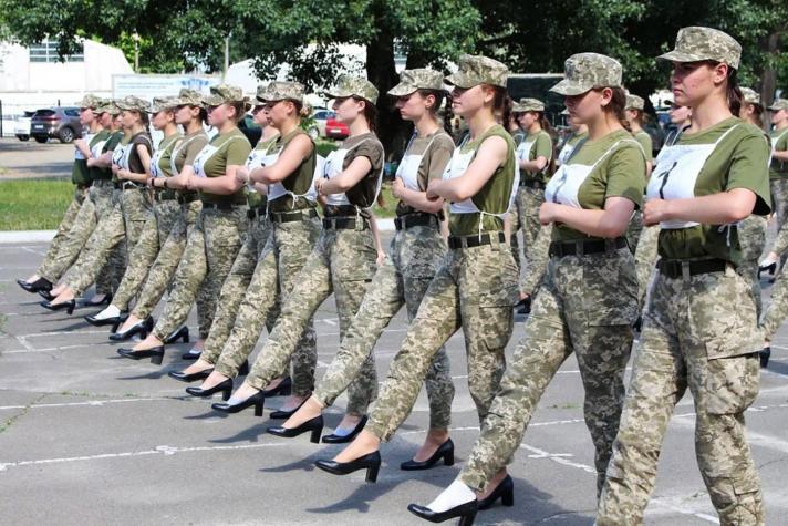 Polémica en Ucrania por imágenes donde se ve a militares mujeres marchando en tacos