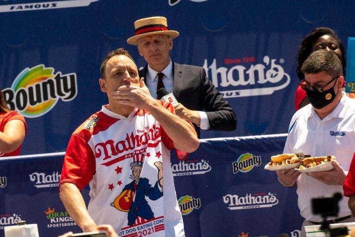 Campeón estadounidense de comer hot dogs rompió su récord: Se comió 76 en diez minutos