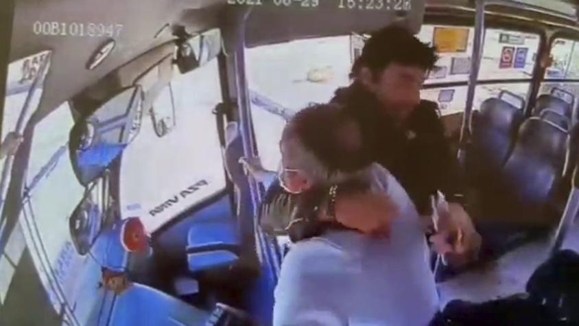 Registran en video la brutal agresión a un conductor de micro de Viña del Mar