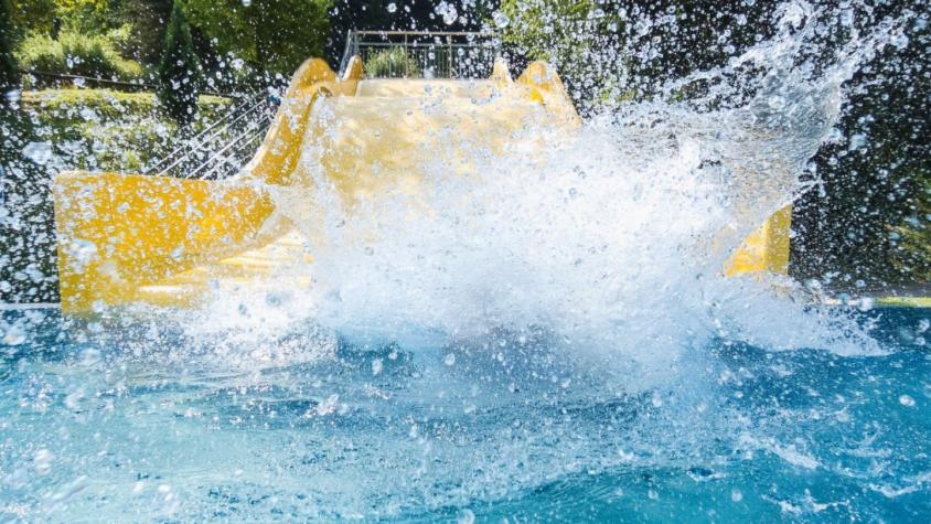 Niño muere tras volcamiento de lancha en parque de atracciones: Su hermano intentó salvarlo