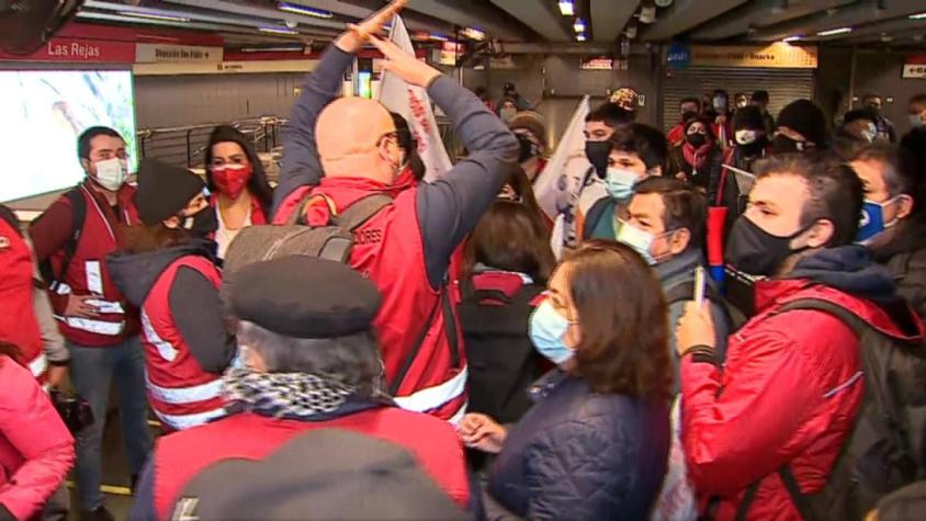 Trabajadores de Metro protestan al interior de estación Las Rejas