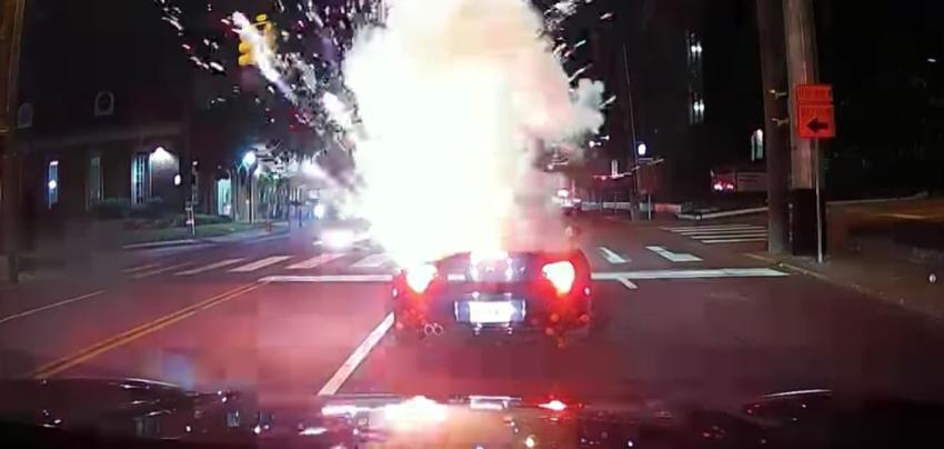 [VIDEO] Sujetos arrojan fuegos artificiales a conductor de auto descapotable