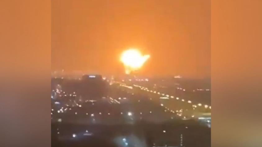 [VIDEO] Los registros de la gigantesca explosión que se registró en puerto petrolero de Dubai