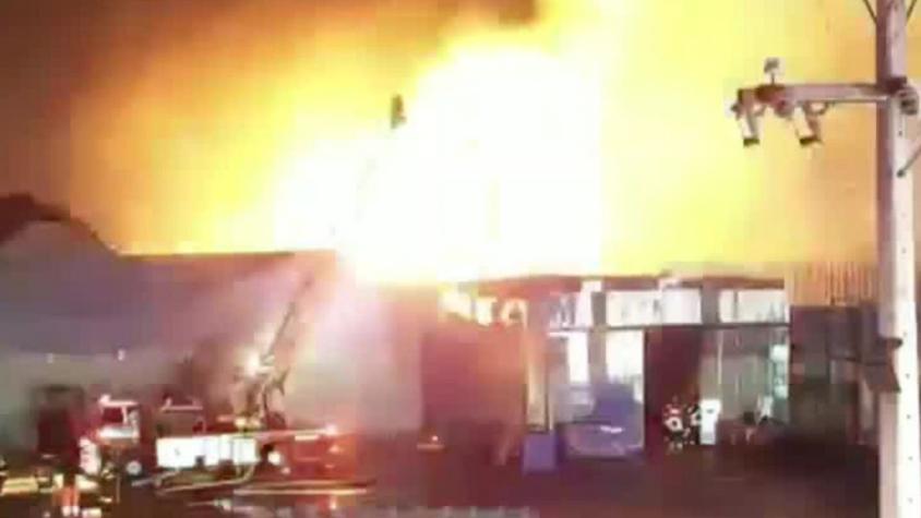 [VIDEO] 7 bomberos y una carabinera lesionados tras fuerte explosión por incendio en La Granja