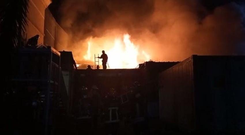 [VIDEO] Incendio en el casco histórico de Santiago deja una persona fallecida