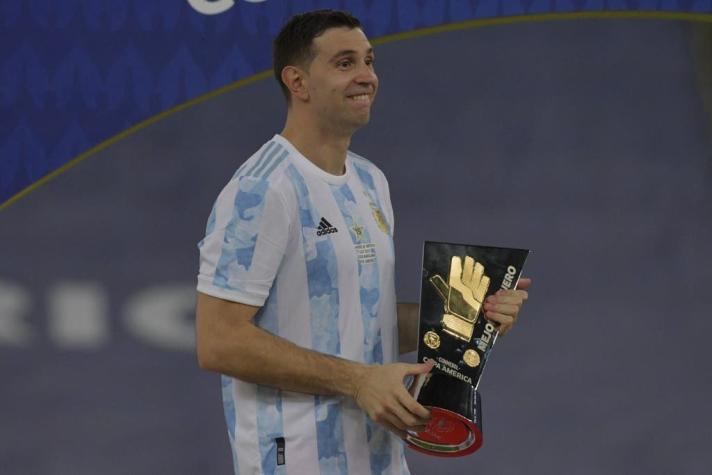 Lo hizo otra vez: el gesto de Martínez tras recibir el premio al Mejor Arquero de la Copa América