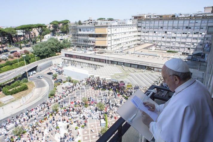 [FOTOS] El papa saluda a los fieles desde su balcón del hospital: "No se olviden de rezar por mí!"