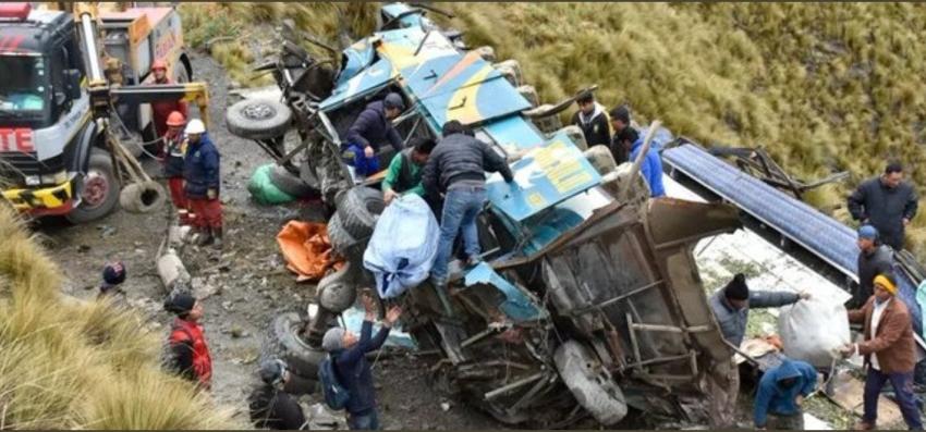 Al menos 34 muertos tras caída de autobús por barranco de más de 100 metros en Bolivia
