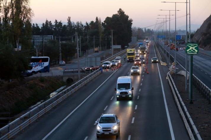 Sin cordones sanitarios: Estiman que 215 mil vehículos saldrán de Santiago este fin de semana