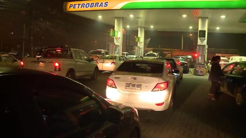 [VIDEO] Largas filas en bencineras de Temuco por temor a desabastecimiento