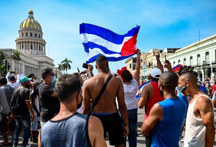Cuba niega "estallido social" en protestas que dejan un muerto y más de 100 detenidos
