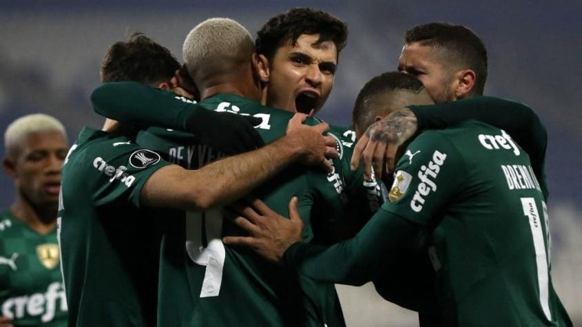 Universidad Católica cae con polémica ante Palmeiras en la ida de los octavos de Copa Libertadores