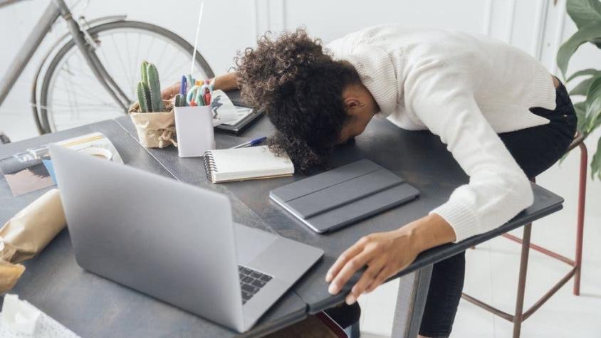 Burnout: qué es el creciente síndrome de estar "quemado" por el trabajo y cómo combatirlo