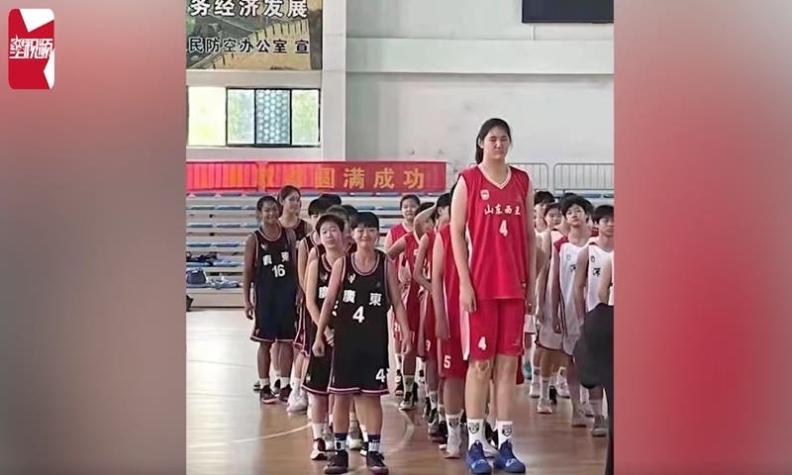 Tiene 14 años y mide 2,26 metros: La niña china que se robó la atención en torneo de básquet sub 15