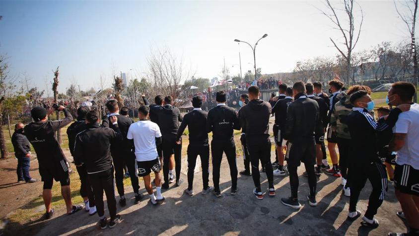 Con multitudinario "banderazo", Colo Colo afronta crucial duelo ante Universidad Católica