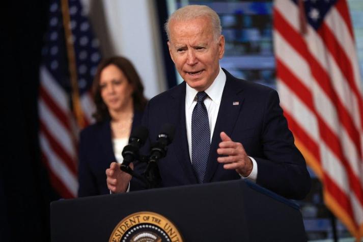 Biden dice que redes sociales "están matando gente" con desinformación sobre la COVID-19