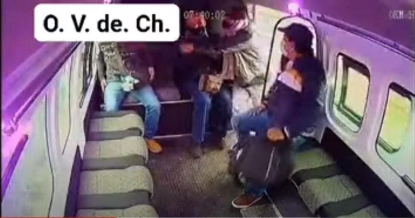 [VIDEO] Ladrón intenta asaltar a pasajeros de un bus pero nadie le presta atención así que se retira