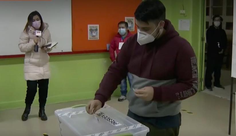 [VIDEO] En Punta Arenas: Vocal de 21 años fue el primer votante en el territorio nacional