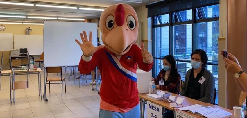 [FOTO] Votante llega disfrazado de Condorito a sufragar en Francia
