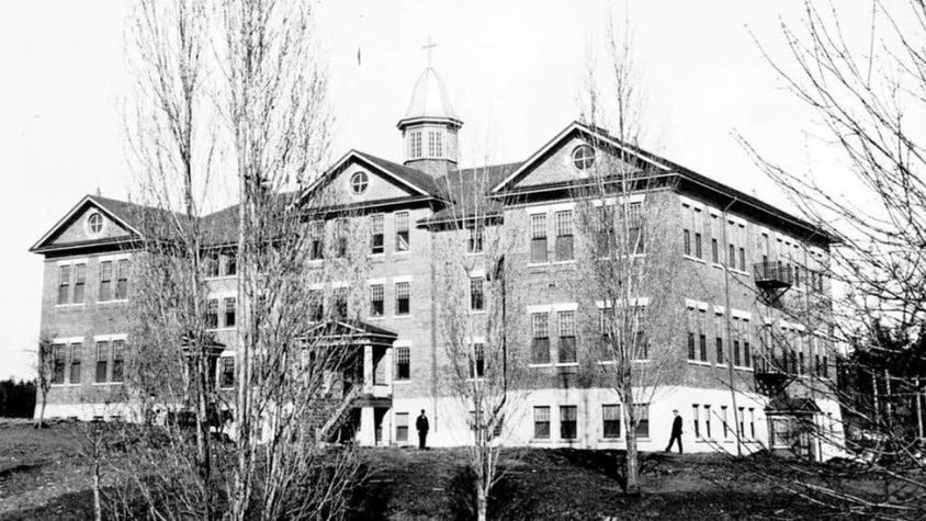 La oscura historia de la escuela para niños indígenas en la que encontraron otras 106 tumbas