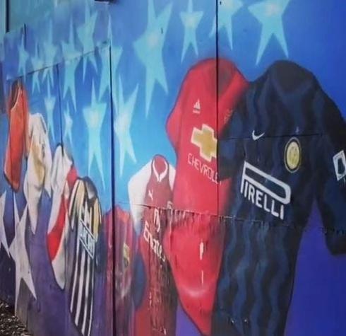 Alexis Sánchez comparte un video luciéndose con la pelota y un mural que lo homenajea en Tocopilla