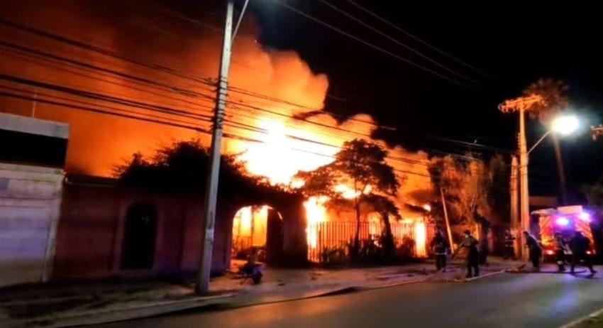 Dos adultos mayores son encontrados muertos tras incendio en viviendas de Quillota