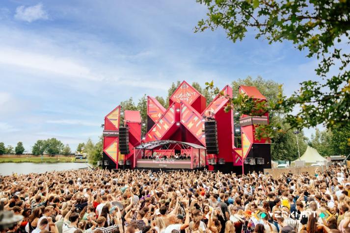 Mil personas se contagian de COVID-19 tras festival de electrónica en Holanda