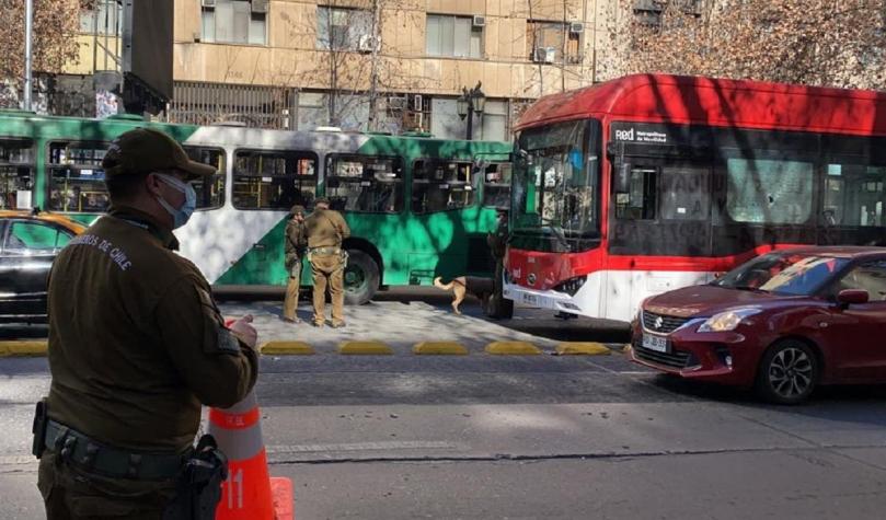 Operativo policial en plena Alameda por bus que habría sido atacado con "elementos contudentes"