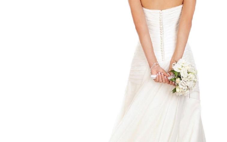 Diseñador crea vestido de novia con cerca de 1.500 mascarillas recicladas
