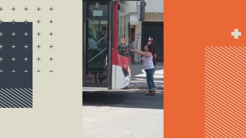 [VIDEO] Mujer intenta detener bus "con sus manos" tras choque en pleno centro