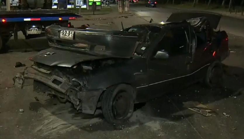 Vehículo quedó totalmente destruido tras accidente en Santiago: ocupantes huyeron
