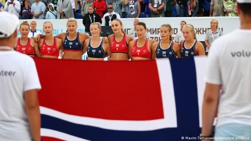Multan a jugadoras noruegas de balonmano de playa por negarse a usar bikini