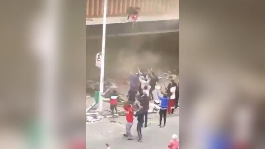 [VIDEO] El impactante momento en que mujer lanza a su bebé desde un edificio en llamas para salvarla