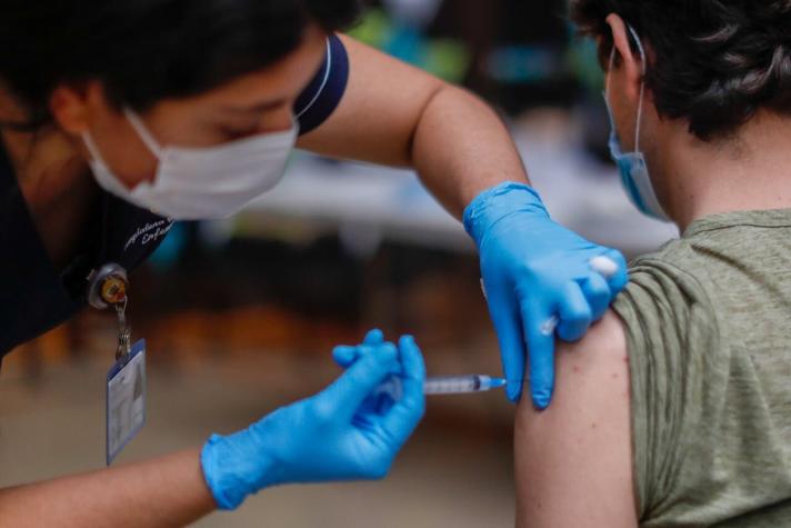 Ministerio de Salud se refiere a denuncias de falta de vacunas COVID-19 en algunas comunas de la RM