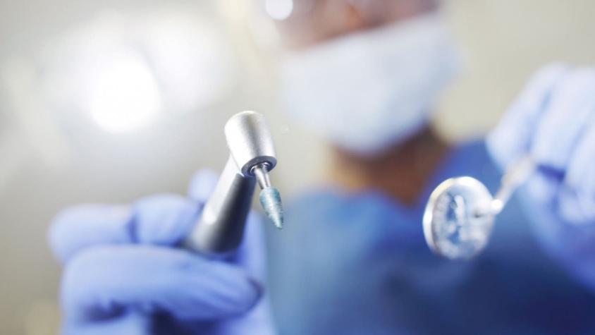 Mujer extrae 13 dientes a una paciente: No tenía licencia ni consentimiento para hacer la cirugía