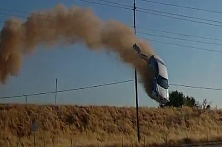 “Es una locura”: Auto voló más de 15 metros antes de chocar en una autopista de EE.UU.
