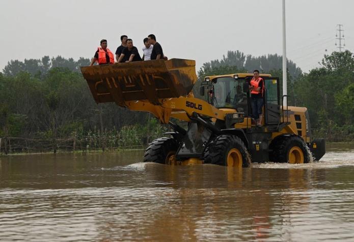 Nuevas inundaciones anegan el centro de China en medio de avance de tifón