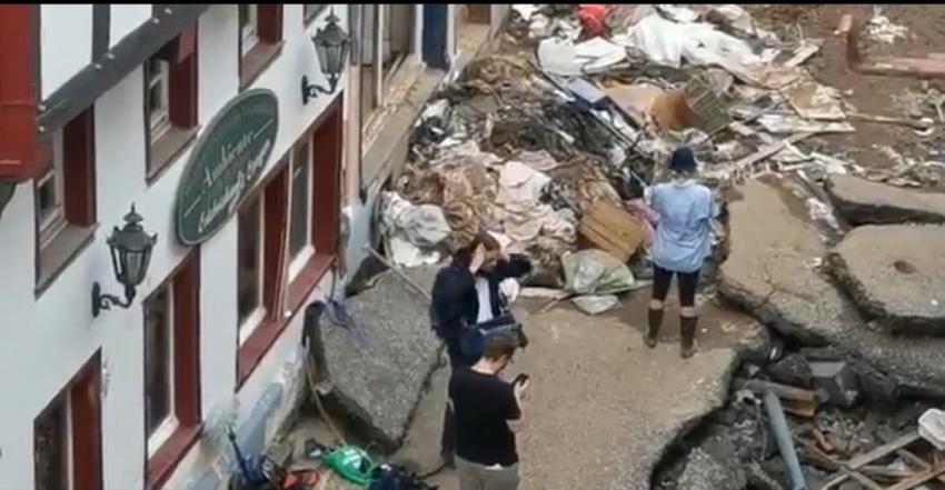 Periodista se ensució a propósito con barro durante cobertura de inundaciones en Alemania