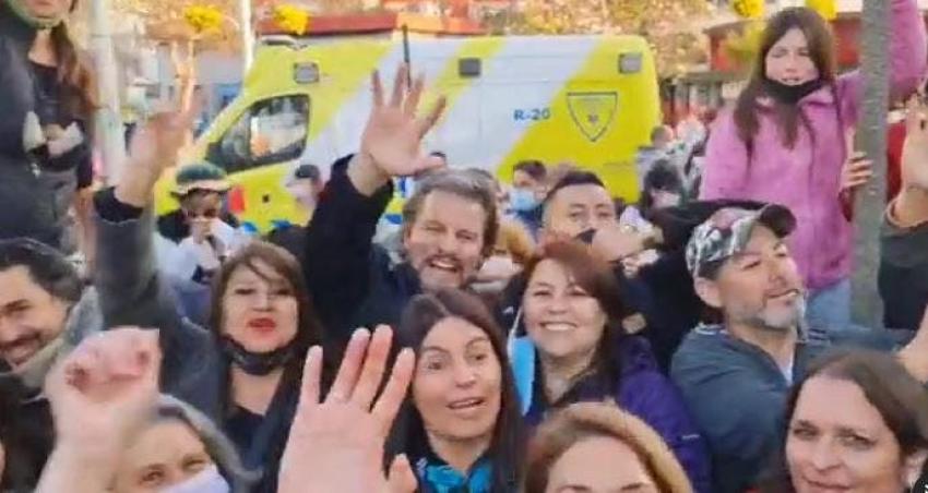 Cristián Contreras (Dr. File) da besos y abrazos en acto de campaña sin mascarilla en Viña del Mar