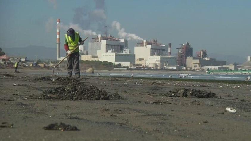 [VIDEO] Investigan nuevo varamiento de carbón en playa de Quintero