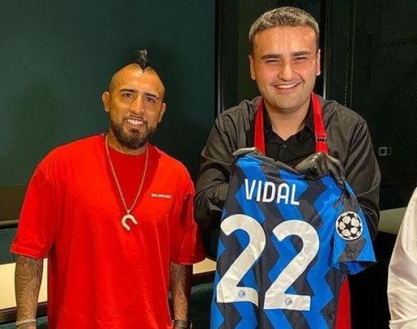 Arturo Vidal recibe particular regalo culinario de parte de famoso chef en Dubái