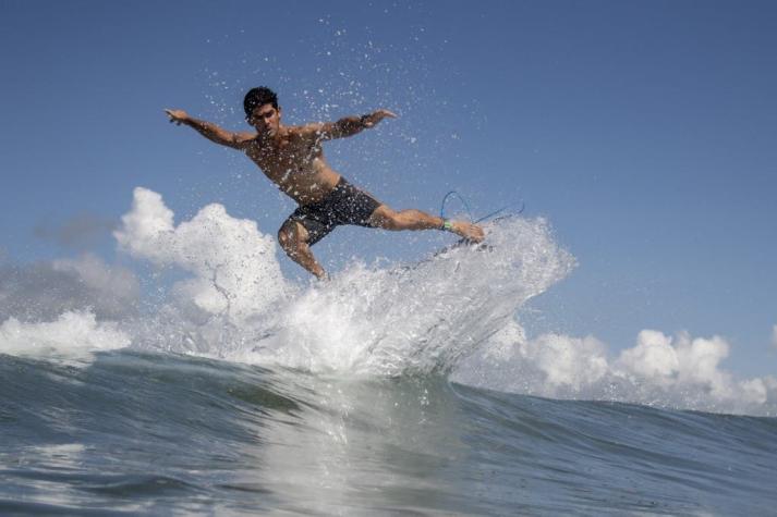 Tokio 2020: Manuel Selman finaliza cuarto en su serie y va al repechaje del surf