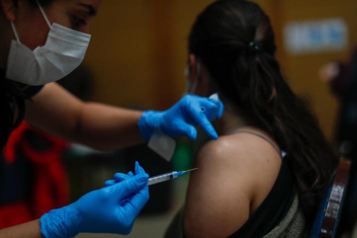 Municipalidad de Pedro Aguirre Cerda cierra centros vacunatorios para COVID-19 por falta de dosis