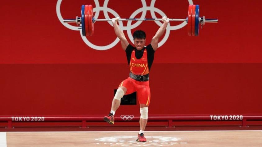 Olímpicos de Tokio: la técnica con la que un pesista chino que levantó 166 kilos en una sola pierna