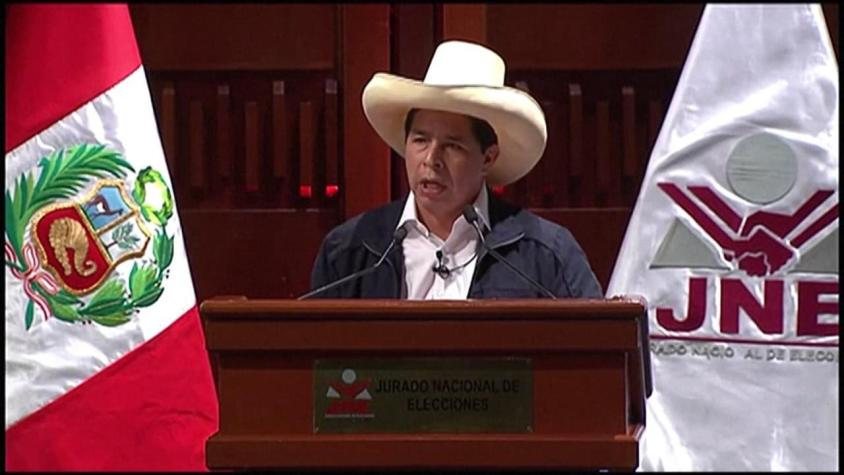 [VIDEO] Pedro Castillo renuncia a su sueldo como Presidente de Perú a horas del cambio de mando