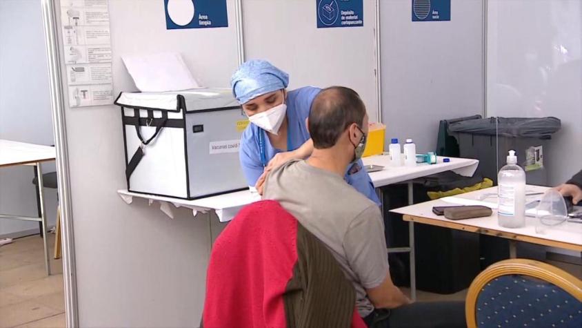 [VIDEO] Vacunados en el extranjero sin Pase de Movilidad: Les recomiendan ponerse dos dosis extras