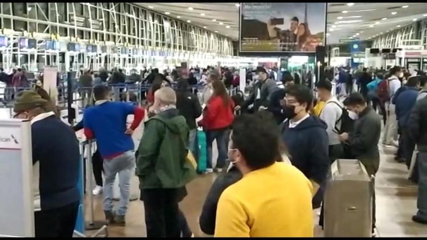 [VIDEO] Aeropuerto de Santiago se llenó de viajeros tras reapertura de fronteras para vacunados