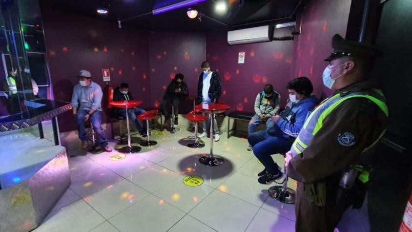 Sin distanciamiento social: Detienen a 15 personas al interior de café con piernas en Santiago