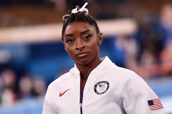 Simone Biles explica que dejó la final olímpica de gimnasia por "demonios en la cabeza"